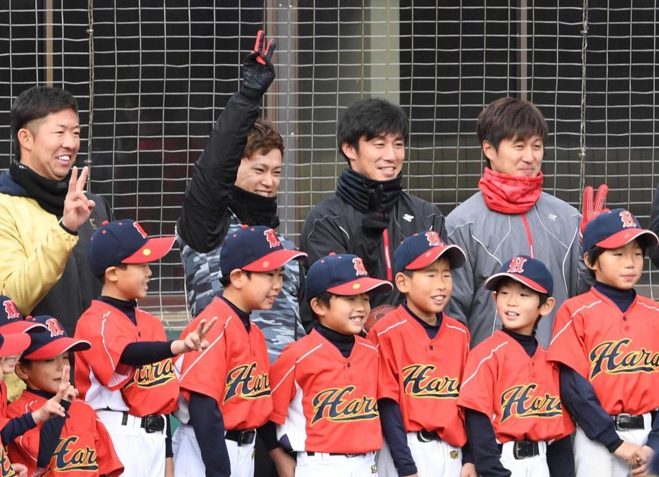　子供たちと記念写真におさまる（左から）白浜、上本、吉川光、俊介