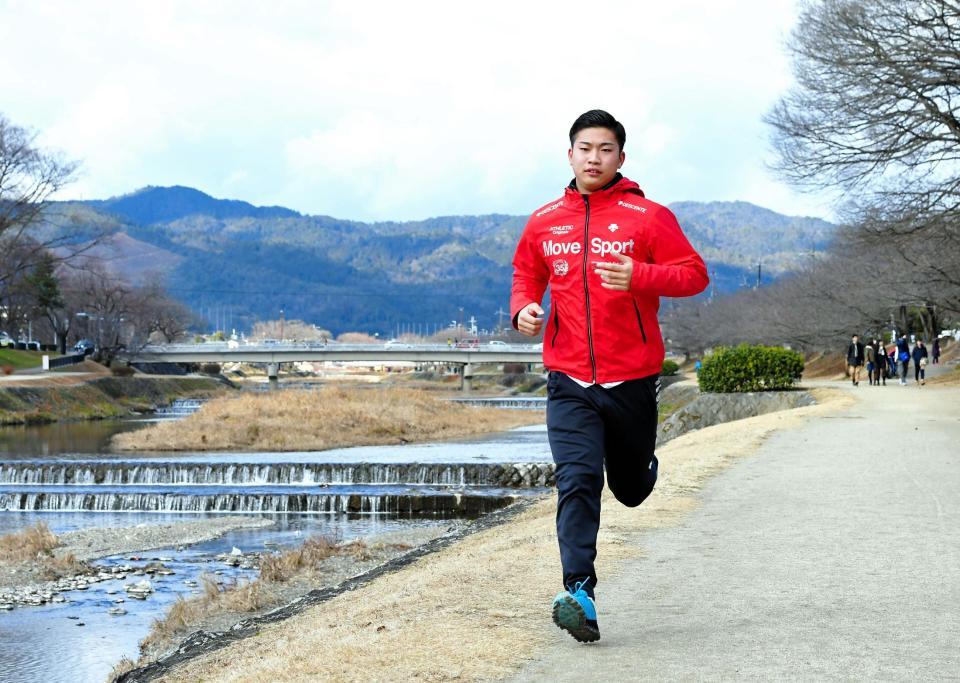 鴨川の河川敷をランニングする牧（撮影・高部洋祐）
