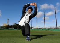 青空の下、自主トレを公開した阪神・石井（撮影・金田祐二）