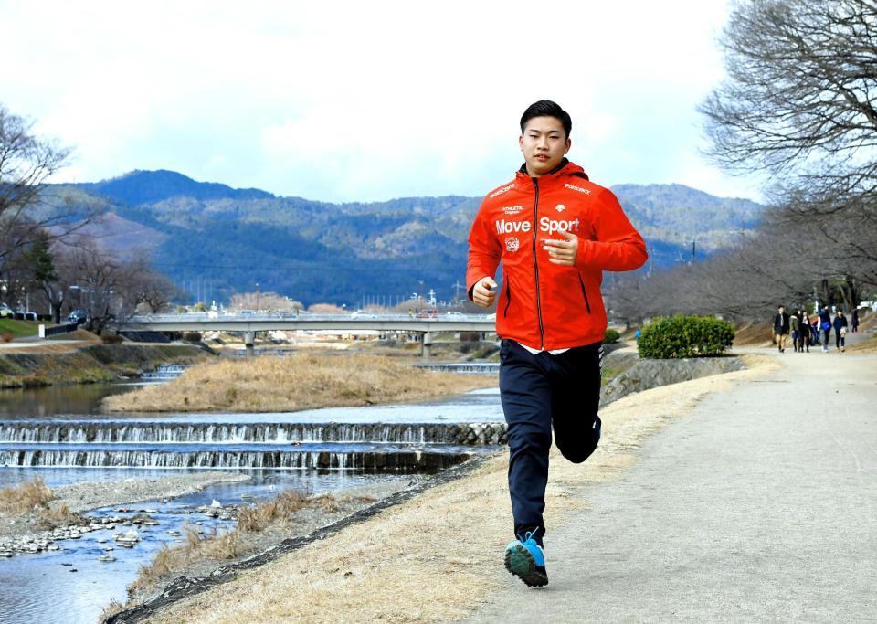 　鴨川の河川敷をランニングする牧（撮影・高部洋祐）