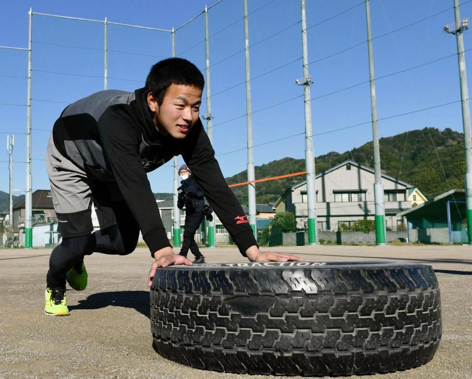 タイヤを押して下半身を鍛える阪神・高橋遥人（撮影・田中太一）