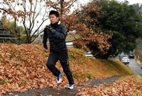 坂道を走り込む阪神・島田海吏＝熊本・九州学院高校野球部のグラウンド（撮影・田中太一）