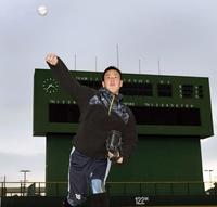 キャッチボールをする阪神・谷川昌希＝福岡・小郡市野球場（撮影・田中太一）