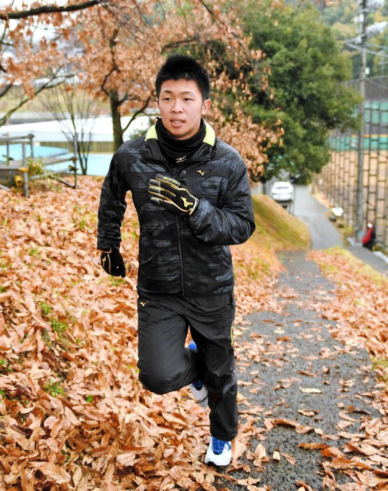 　坂道で走り込みをする島田（撮影・田中太一）　