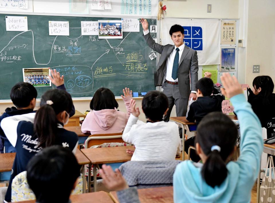 　教壇に立ち授業する板山