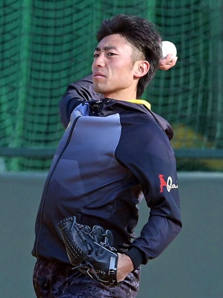 キャッチボールする尾仲