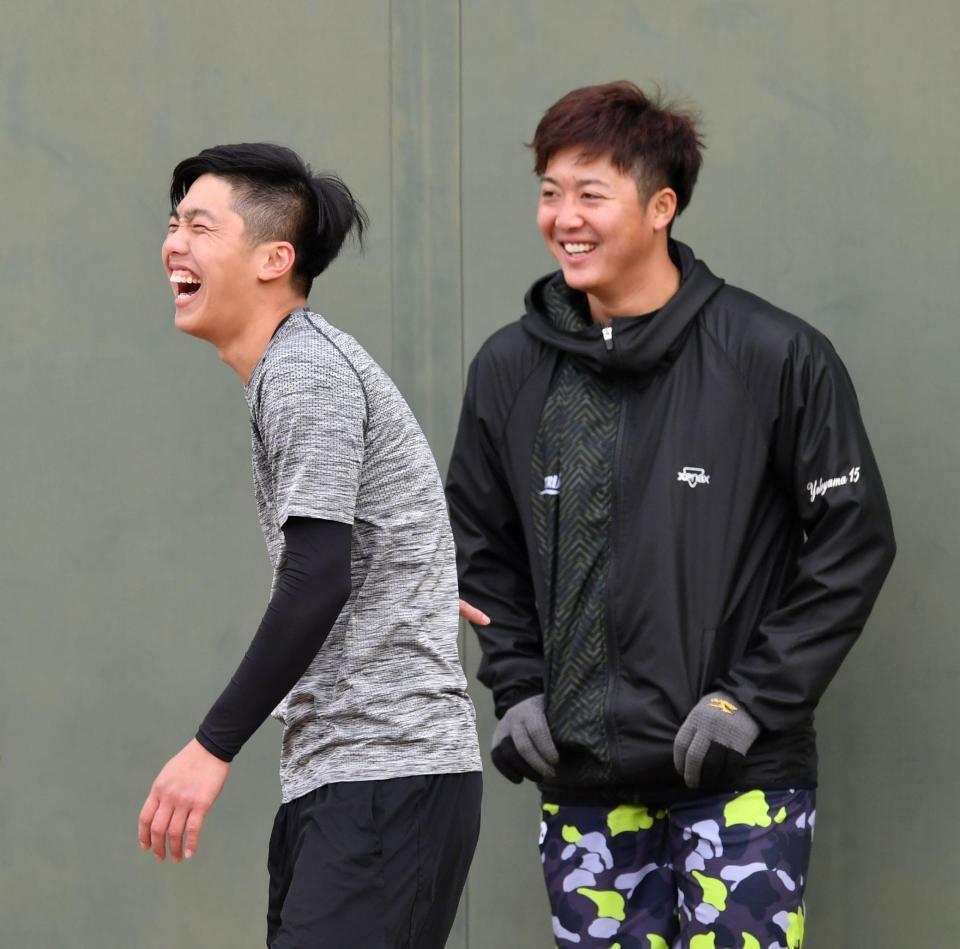 横山雄哉（左）に話しかけられ大笑いの呂彦青＝鳴尾浜（撮影・持木克友）