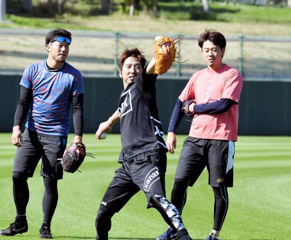 石崎（左）、金田の前で投げ込む藤川（撮影・田中太一）