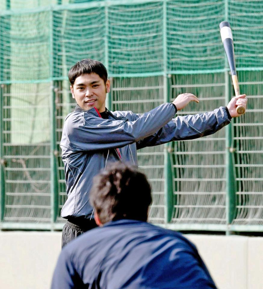 　投手陣を相手にノックをする桑原