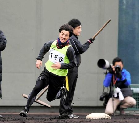 　ベースランニングで二塁へ走る熊谷（撮影・田中太一）