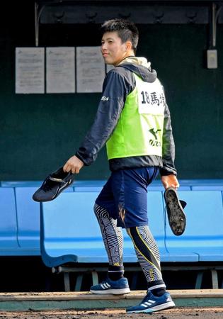 　練習を終えて引き揚げる馬場（撮影・北村雅宏）