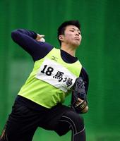 キャッチボールする阪神・馬場皐輔＝甲子園（撮影・山口登）