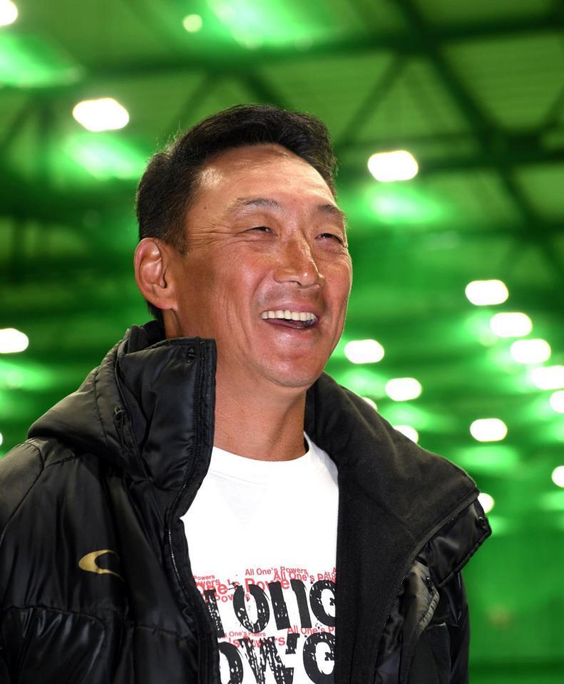 キャンプメンバーが決まり、阪神・金本知憲監督は笑顔で取材に応じる＝甲子園（撮影・山口登）