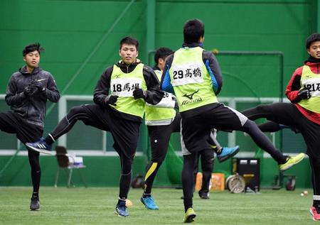 入念にアップする馬場（左）＝撮影・山口登　