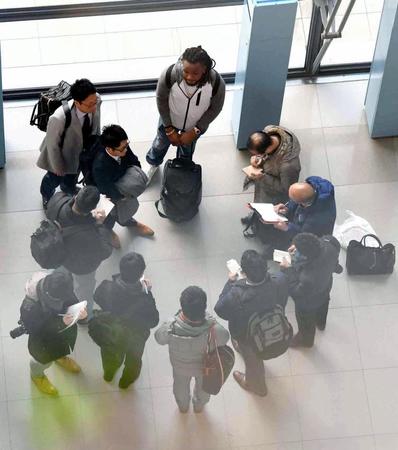 記者の質問に答える阪神・ドリス（中央上）＝関西国際空港（撮影・佐藤厚）