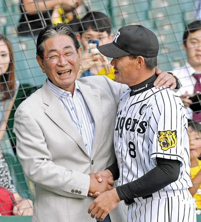 福留（右）と握手を交わす楽天・星野球団副会長＝２０１７年６月１６日