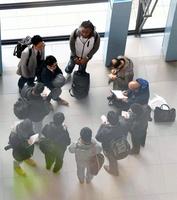 記者の質問に答える阪神・ドリス（中央上）＝関西国際空港（撮影・佐藤厚）