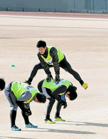 軽快に馬跳びする島田