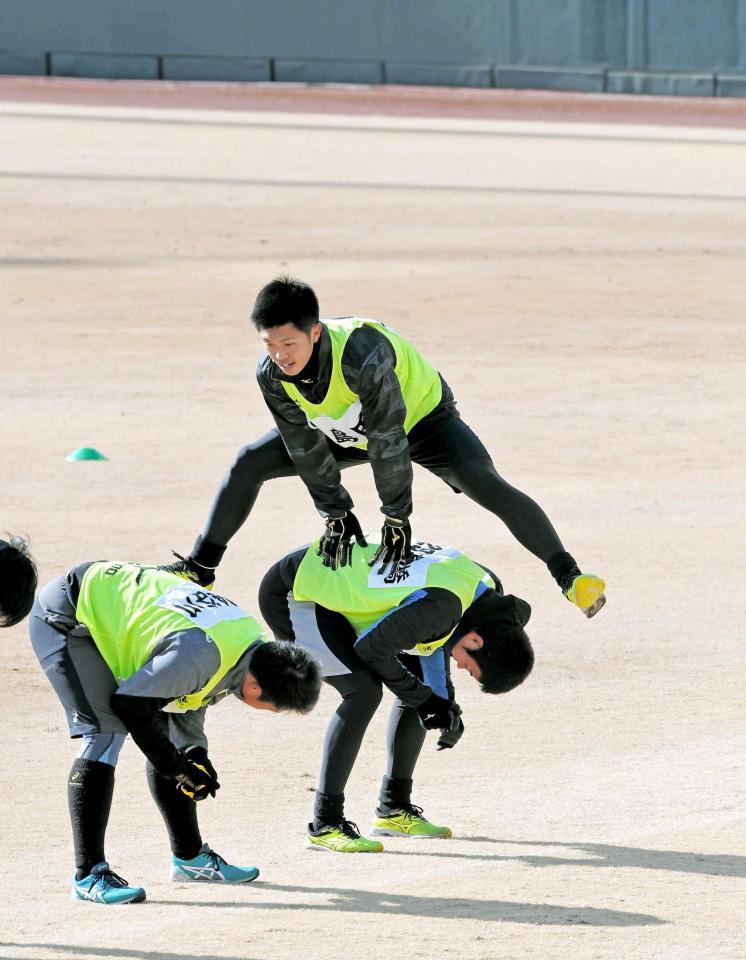 軽快に馬跳びする島田