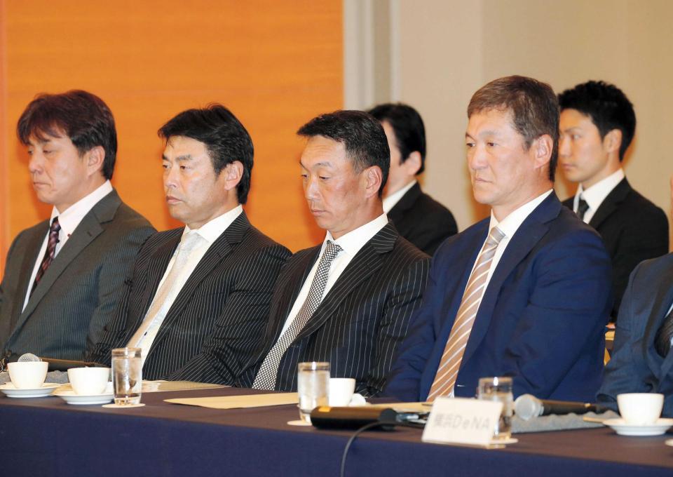 　ＮＰＢ１２球団監督会議に出席する（左から）香田コーチ、金本監督、片岡コーチ
