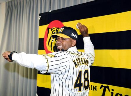 　会見を終え、ポーズを決めるモレノ