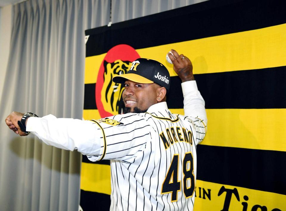 　会見を終え、ポーズを決めるモレノ