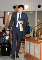 宿舎入りする藤浪＝沖縄・読谷村内のホテル