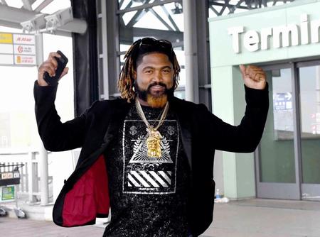 来日した阪神・マルコス・マテオ＝関西国際空港（撮影・佐藤厚）