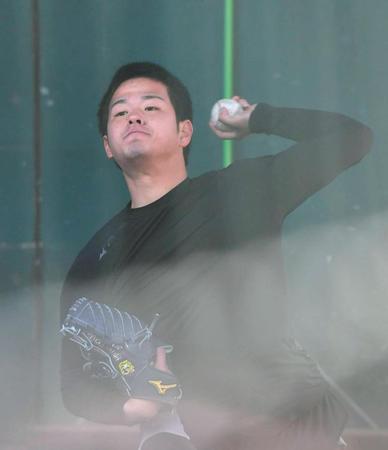 ブルペンで投球練習する高橋遥＝鳴尾浜