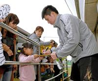 ファンにサインをする馬場（撮影・田中太一）