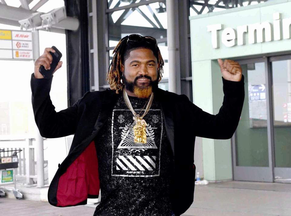 来日した阪神・マルコス・マテオ＝関西国際空港（撮影・佐藤厚）