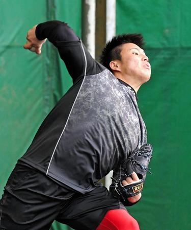 ブルペンで熱のこもった投球をみせる馬場（撮影・北村雅宏）