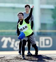 マウンドでノックを受ける阪神・高橋遥人＝鳴尾浜（撮影・佐藤厚）
