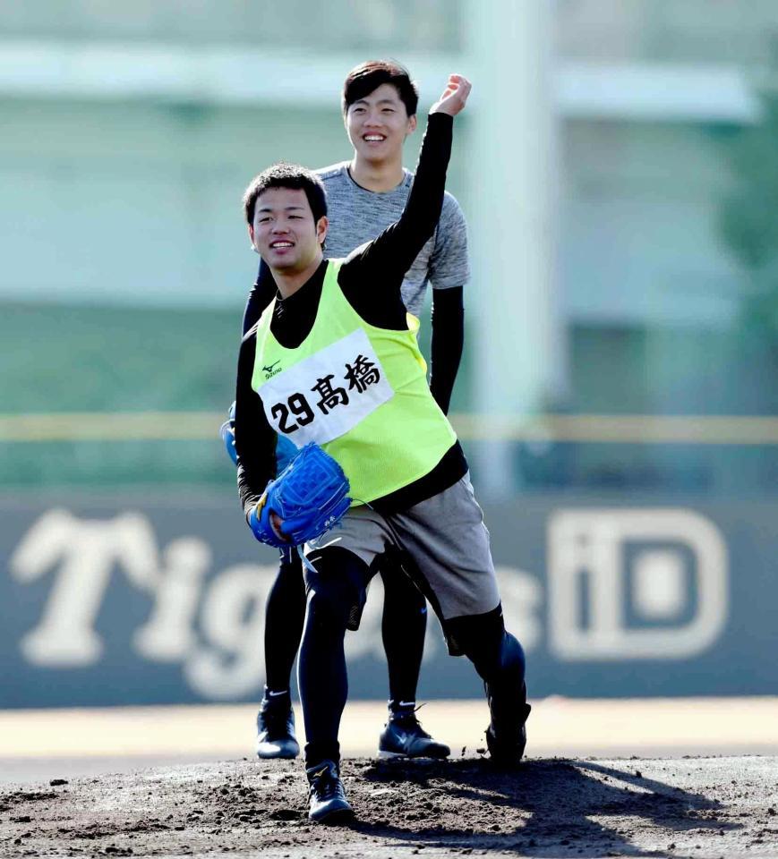 マウンドでノックを受ける阪神・高橋遥人＝鳴尾浜（撮影・佐藤厚）