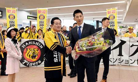 横山安芸市長（中央左）から歓迎の花束を贈られた阪神・矢野燿大２軍監督（中央右）＝高知龍馬空港（撮影・佐藤厚）