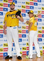 サードユニホーム「ウル虎イエローユニホーム」を披露するメッセンジャー（左）と梅野（撮影・北村雅宏）