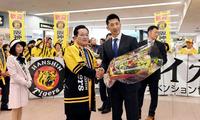 横山安芸市長（中央左）から歓迎の花束を贈られた阪神・矢野燿大２軍監督（中央右）＝高知龍馬空港（撮影・佐藤厚）