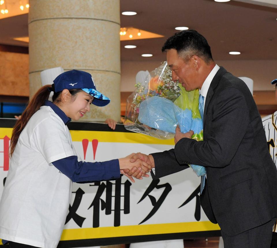 宿舎に到着し、握手を交わす阪神・金本知憲監督（右）＝読谷村内のホテル（撮影・北村雅宏）