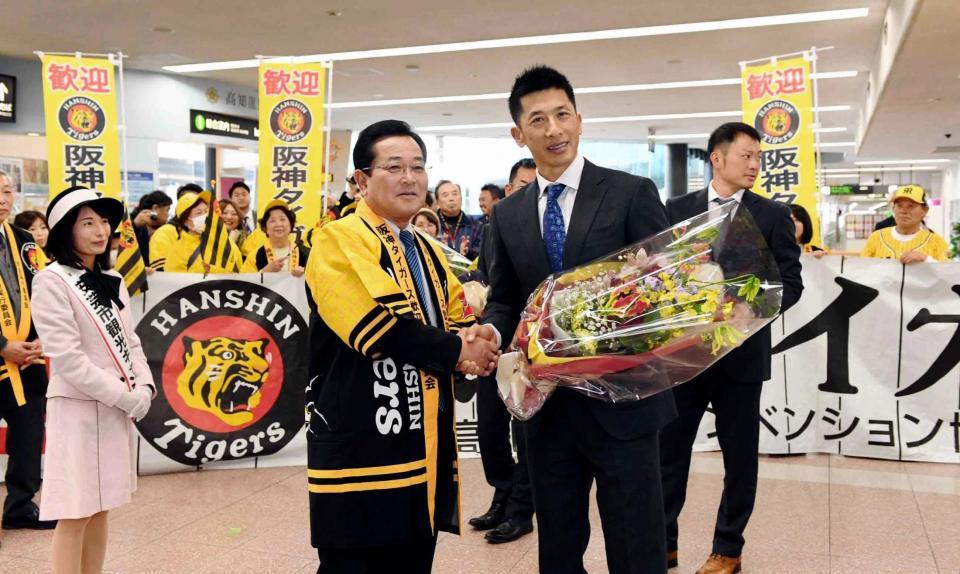 横山安芸市長（中央左）から歓迎の花束を贈られた阪神・矢野燿大２軍監督（中央右）＝高知龍馬空港（撮影・佐藤厚）