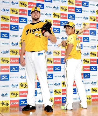 　サードユニホーム「ウル虎イエローユニホーム」を披露するメッセンジャー（左）と梅野（撮影・北村雅宏）