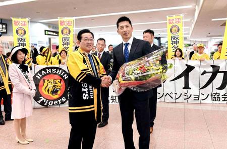 　横山市長（左）から歓迎の花束を贈られた矢野２軍監督（撮影・佐藤厚）