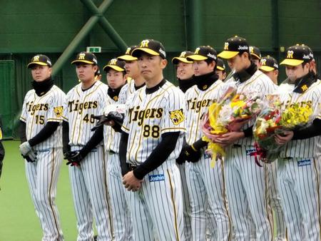 セレモニーに参加した阪神・矢野２軍監督（中央）＝安芸市営球場の室内練習場