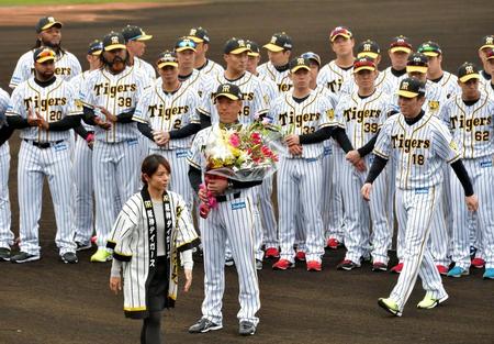 歓迎セレモニーで花束を受けとる阪神・金本監督＝宜野座（撮影・堀内翔）