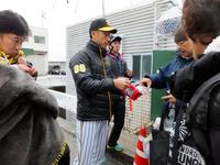 練習の合間に即席サイン会を開催した阪神・矢野２軍監督＝安芸市営球場