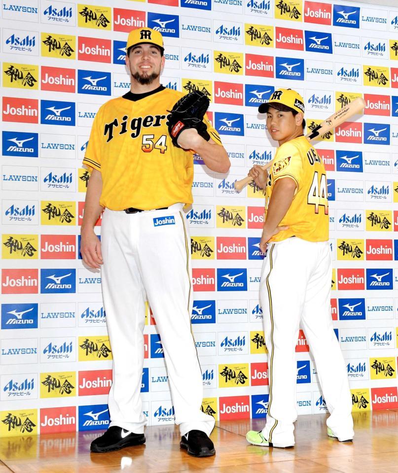 　サードユニホーム「ウル虎イエローユニホーム」を披露するメッセンジャー（左）と梅野（撮影・北村雅宏）