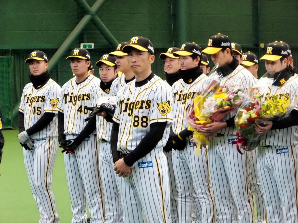 セレモニーに参加した阪神・矢野２軍監督（中央）＝安芸市営球場の室内練習場