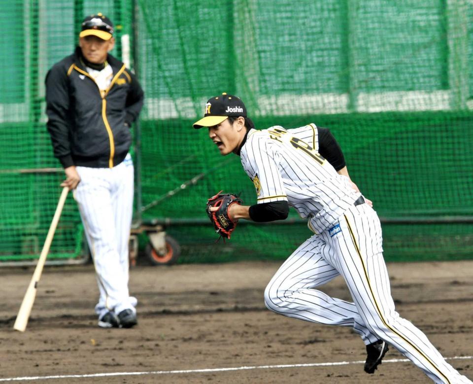 　金本監督が見守る中、投内連係で一塁へダッシュする藤浪（撮影・田中太一）