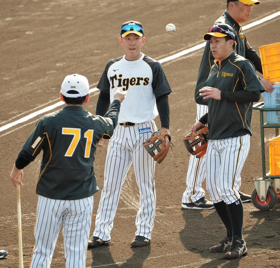 早出特守を行った阪神・糸原健斗と植田海＝宜野座（撮影・堀内翔）