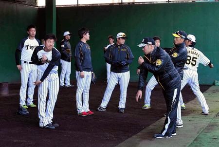 横山雄哉（手前左）にアドバイスするベースボールメディカルセンター・相澤一幸代表（手前右）＝安芸