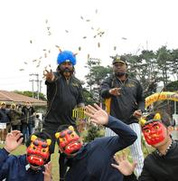 豆まきをする（奥左から）マテオ、モレノ＝宜野座